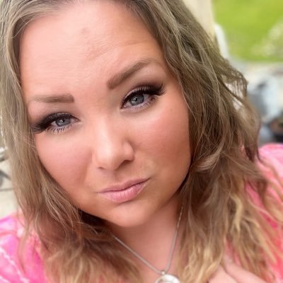 lo0opz's profile picture. What defines us is how we rise after falling