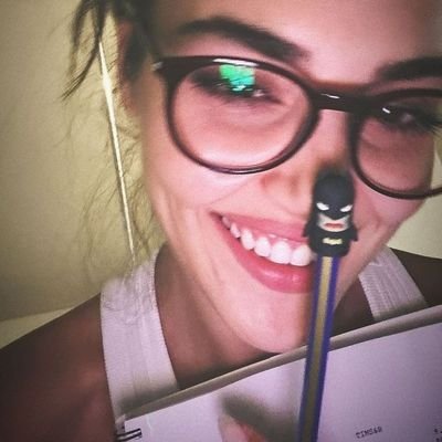 emmanitter's profile picture. Vivendo entre aulas e playlists