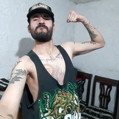 un vato tranquilo común y corriente como cualquier otro vato.. pero bien pinche caliente, 18cm de verga
