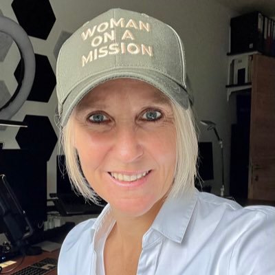 I am from Austria 🇦🇹 Business: Tech Enthusiastin 💻 Interessen: Investments 🏦 Volkswirtschaft 🌐 Geopolitik 🤷♀️