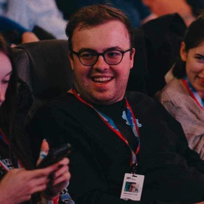 zakochany w kinie, szef @incydent_kinowy, a jak nie o filmach to o muzyce, sporcie albo po prostu pierdolę od rzeczy