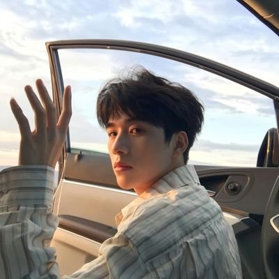 charles_wll's profile picture. 在中国，人际关系绝对是闯荡社会的首要资本，人头熟便有路子，那样才有机会找到活干，毕竟人活着就必须吃饭，生存是一切社会行为的前提，吃不上饭什么计划都是扯淡。