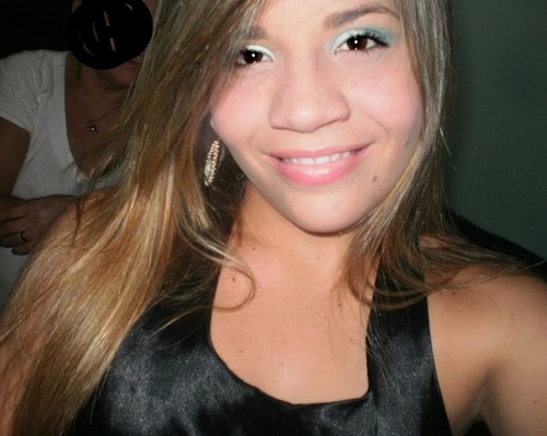 pisciana 18 anos, estudo e trabalho.
Sorrindo, longe de tudo, cheia de luz.
