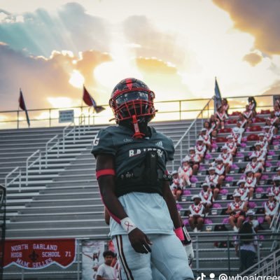 Running back/Receiver/ GPA 3.0 Class of 2025🎓• Bench 225• squat 465• 40 4.42 lazer• 36” vertical https://t.co/8p97xy1S3K