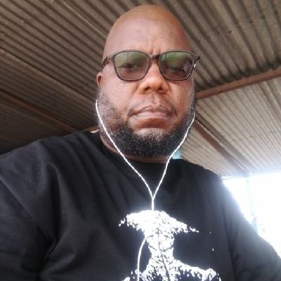 Dat guy.. @Radio2000_ZA / @LesediFM /RnB n Soul Music 🎶 Guru / Up the 🐦 Leswaiswai.