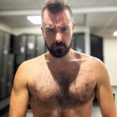 santonito's profile picture. Superhéroe frustrado sin poderes, brujo frustrado sin libro de las sombras, entrenador Pokémon ya por fín con Pokémon que entrenar... Lider Eléctrico⚡K-Pop Once