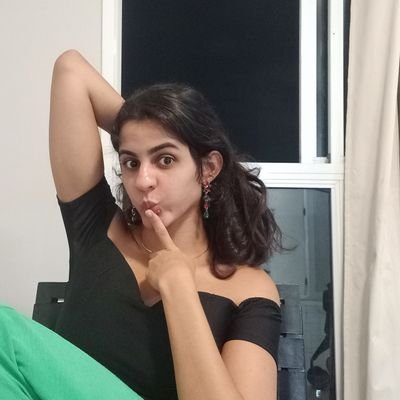 Desvios de caráter e as vezes um pouco de humor ácido.A falta do Twitter me causou alcoolismo (literalmente). Engraçadinha nas horas vagas.
