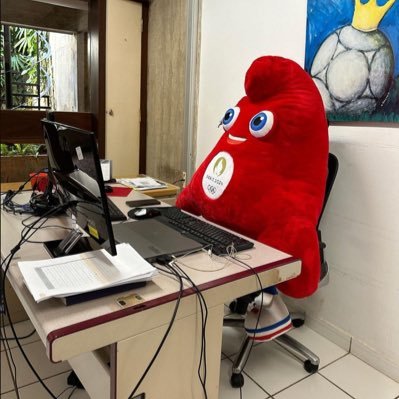 aprilmayjuneeee's profile picture. she is the sun and she is unstoppable ✨former bagel baroness, capocollo countess, martini marchesa💎she/her/ella