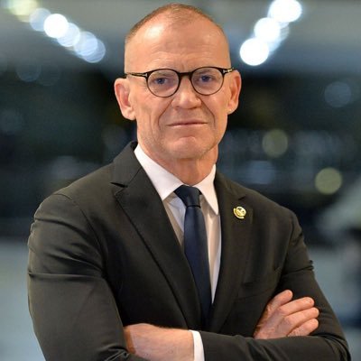 Pai do Gabriel e da Mariana, razões da minha vida, e Senador da República pelo Espírito Santo