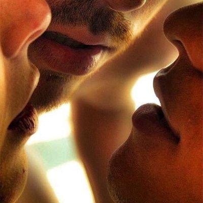 Pareja gay buscando nuevas aventuras en Stgo. Nos gustan machos versátiles o activos. ¡Hablemos!
