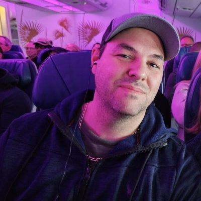 Collaborateur au TSLH Espoirs, Scouting addict, Hockey player, Dad of 2