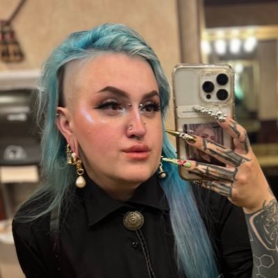 Nonbinary tattoo artist ✨ THEY/THEM 💕 LightsARMY ✖️ Resident of Stayville 🫰🏼💕