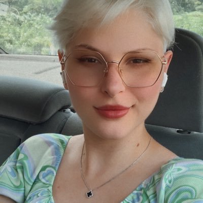 larivasel's profile picture. 25y • SC • ♋️🌙 • Army 💜