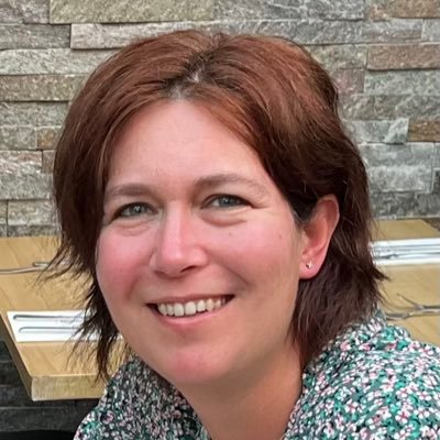 DvdH1982's profile picture. 40 jr oud, ‘tiener’moeder van Saar (zij is 11), rechtspraakjurist, lezer, schrijver, tennisser, kringloopwinkelfanaat en hondenliefhebber.