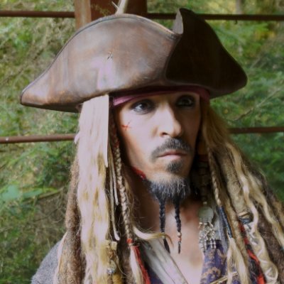 Captain meines digitalen Abenteuers: Twitch Streamer, YouTuber, Captain Jack Cosplayer https://t.co/9DuJe3pahr