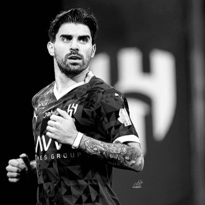 الًهلال عالمً جميًل . لا يعًرف لذتهـ الا مًن اغرًم بهـ💙