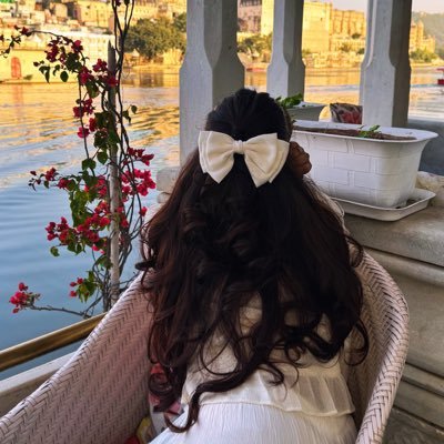 fariahashmii's profile picture. Just need a little push from the 20th floor🌻