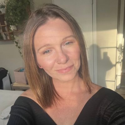 Mom of 3 👦🧒👧 Wife 👰♀️ Animal lover 🐾 Nature lover 🏞 Crafter 🎨 Tennis player 🎾 full-time banker who enters giveaways in her free time.$MrsRichardson1029