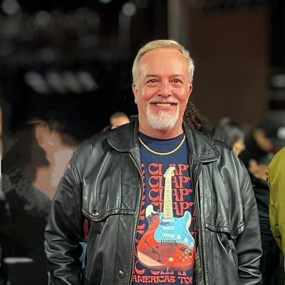 Volver a vivir cuesta mucho, pero vale mucho más.
Conductor @lavelapodcast.
Papá cuervo, actor y humano de tiempo incompleto. L'enfer c'est les autres.