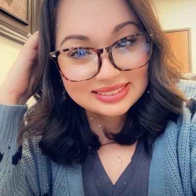 sarahglo5's profile picture. *probably reading* ❤️‍🔥