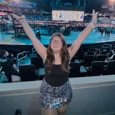 concert enthusiast and book lover 🦋✨eras tour toronto n2 🪩 livin’ in a daydream #wineswiftie tn x 1