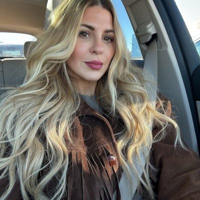 TaraMarieRose_'s profile picture. Everyday on the right side of the dirt is a good day. Entrepreneur 🏡  Podcast Host: “You’re Meant to be Here” on Spotify & Apple🎤