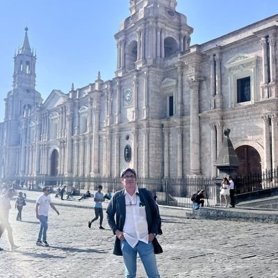 Maestría en Gestión educativa y Maestría en Humanidades. Conservador y Provida.