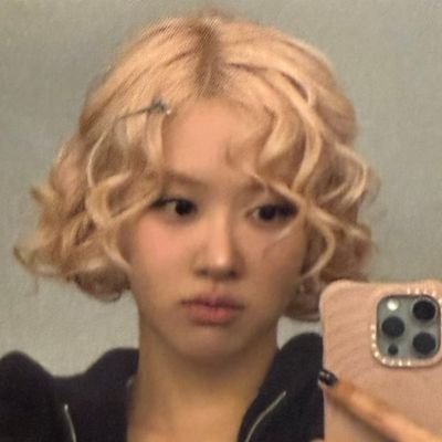 sarahbourne_'s profile picture. rosé, pharita, felix, gaeul ❝the ones who love us never really leave us, you can always find them in here❤️❞