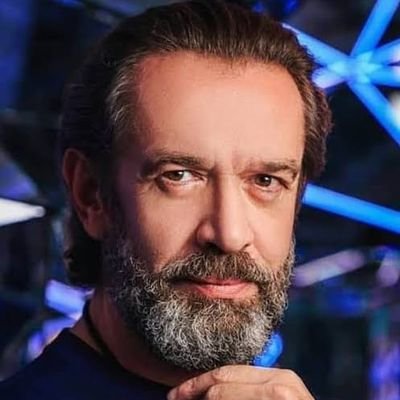 **«Актёр | Режиссер | Заслуженный артист России. Страстно увлечен повествованием на экране и сцене. Оживляю персонажей с интенсивностью и глубиной. Кино — моё р