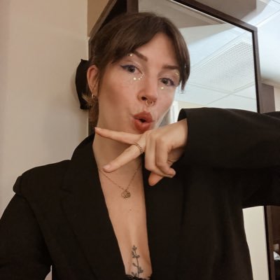 laureenphil's profile picture. Paris. painfully straight. she/her