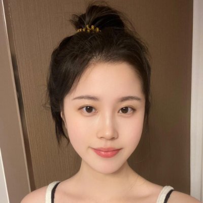 I Like: traveling, painting & exploring cultures. I own a graphic design company and clothing Women's design company🚫Porn. Retweets aren't endorsements.🍍😍