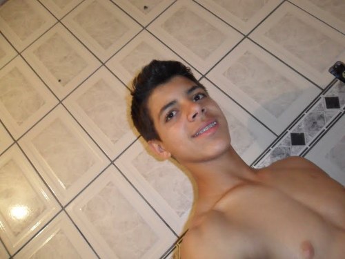 COMIGO vem quem quer,CONTRA mim vem quem PUDER -'- Sou o que sou,Nao o que dizem ... ELOGIOS nao me iludem CRITICAS nao me abalam