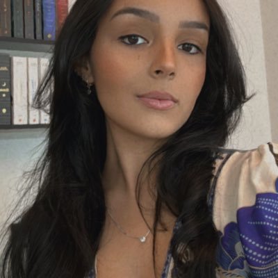 Teimosa e não gosta de perder,uma metamorfose ambulante,muito eclética,fã de Harry Potter,aquariana @camily.siriani