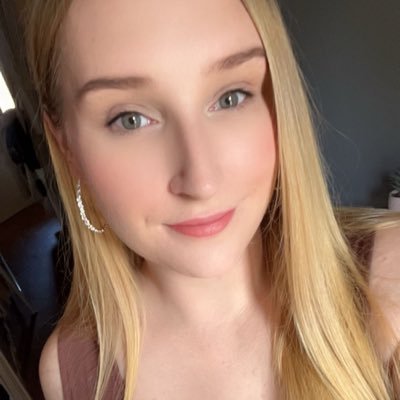 ella_baby90's profile picture. Two kids. One dog. Games. Food. That is all 👌