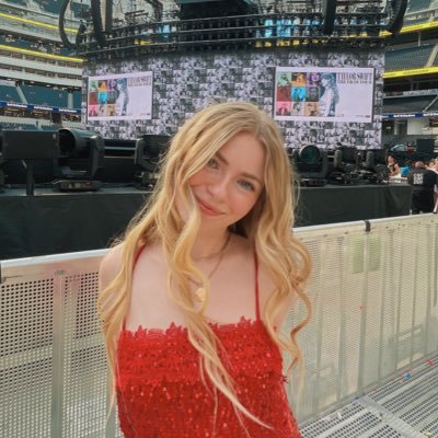 swiftie in sports | capricorn | 06 swiftie | you mightāve seen my eras tour photos