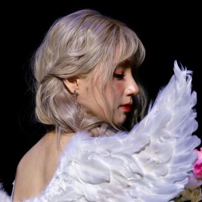 kpop fan, nsfw lesbian single sub bottom 🏳️🌈 men + minors DNI no age = block DMS OPEN BUT IM AUTISTIC SO