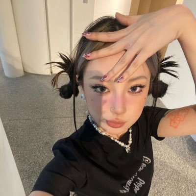 a neurodivergent bisexual who isn't going to therapy • 飛べ ‧ ₊˚ ⋆ 캐럿 ⟣