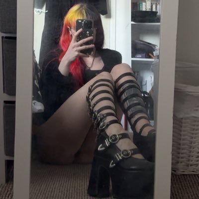 goth domme ready to bankrupt you and your sanity 💀| 24F UK | https://t.co/4UM3699rUN | preferred: https://t.co/RORGq40G9I