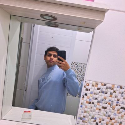 titinovi20's profile picture. 