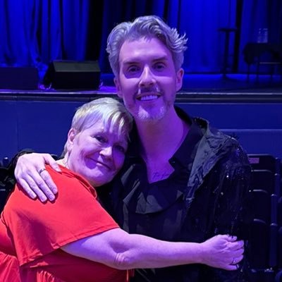Happy homemaker! Moved from USA to England in 1999 after meeting my husband online! Live ~ Laugh ~ Love! :) HUGE fan of Collabro!!!! @TheH_Experience