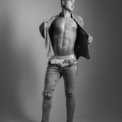 Camboy on👇 https://t.co/Hbl9m0HFpZ https://t.co/ofY9zAt97Z