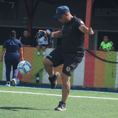 Narrador-comentarista de fútbol y baloncesto | Jodedor, sensei, sarcástico y ateo | ¡Aquí se habla mal del socialismo! 🤬
Miembro de @EstadigrafosFV 👨🏽💻