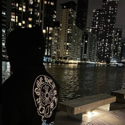 Predizions's profile picture. Il y a des histoires que l'on vit en sachant qu'elles vont nous faire du mal. Mais ne pas les vivre serait encore plus douloureux.