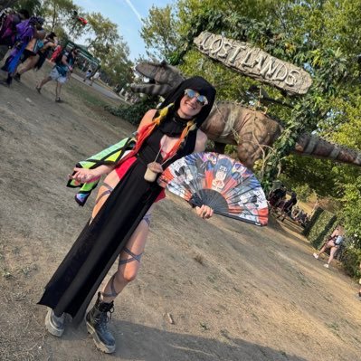 PEACE, LOVE & WUBZ. Meesha😇⛓️ by @niddifli 🤎🖤