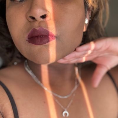 27 (21+); verified faceless black neurodivergent SW, writer and findomme/femdom; pan, polyam and genderqueer (she/they); $20 tribute; $50 unblock fee; ENG/FR