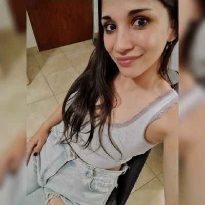 Usa su lengua como un sable, mientras se rie y nos apura.