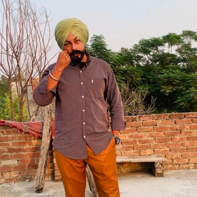 ਬਹੁਤਾ ਉੱਤੇ ☝ਆਉਣ ਲਈ ਕਦੇ,, __ਕਿਸੇ ਦੇ ਥੱਲੇ 👇ਨੀ ਲੱਗੀ ਦਾ ✍️ਅਜ਼ਨਬੀ ...✍