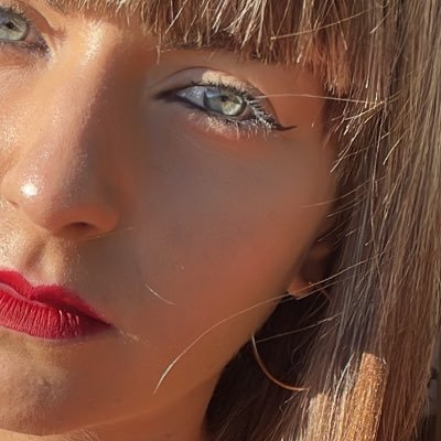 A volte penso a cose simpatiche ma non le scrivo e me le dimentico. Ho 24 anni di sarcasmo e polemica. Se mi rubi le patatine ti cancello dalla mia vita.