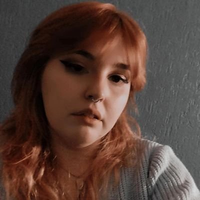 une féministe aux cheveux bleus.
il paraît que je suis folle... c'est vrai. on est 9 dans une tête
🏳️🌈