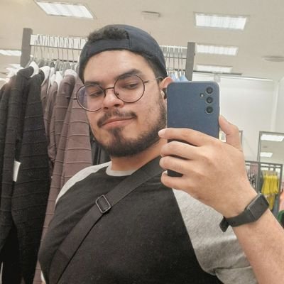 Apenas um jovem campones, com um facão nas costas, biscoitos na cesta e totalmente biluteteia das ideias.
Bestie, BFF e amiga socialite da @brisaqbrisa